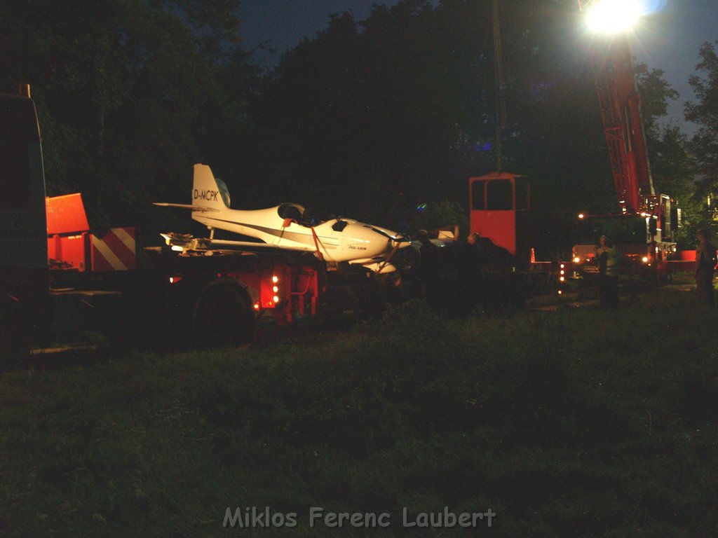 BF Koeln Kleinflugzeug in Koeln Flittard abgestuerzt  P63.JPG